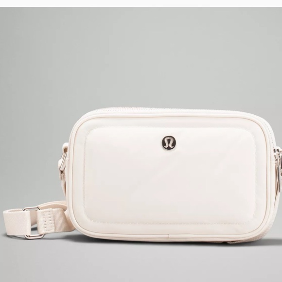 lululemon athletica Handbags - NWT RARE Lululemon Crossbody Camera Bag 2L $78 white cream